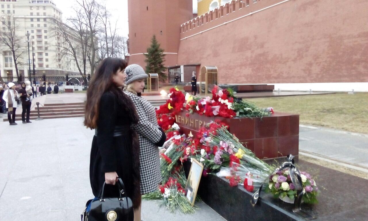 Память о погибших жертвах теракта в метро Санкт-Петербурга