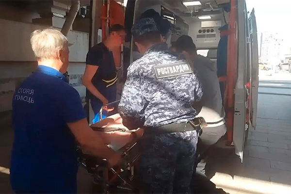 В центре Москвы росгвардейцы пришли на помощь гражданину, получившему травму 