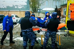 В Москве сотрудники Росгвардии оказали помощь мужчине с серьезной травмой ноги 