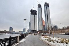 Москву готовят к потеплению: специальные барьеры установили на Краснопресненской набережной